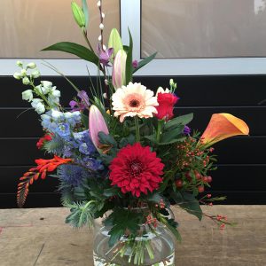 krachtig klein boeket met veel verschillende bloemen en kleuren