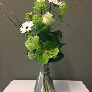 vaas met witte bloemen prachtig geschikt voor evt uitvaart